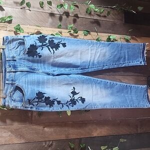 Chico’s Embroidered Boyfriend Ankle Jeans Size 6